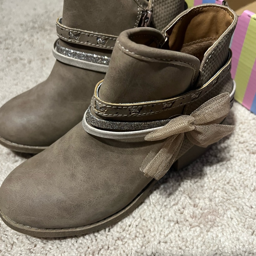 Girls Size 2 Jellypop Taupe Kids Ankle Boots with Glitter and Bow Accents